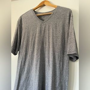 Men’s Foot Locker Athletic Fit 2XL V-Neck Gray Short-Sleeve T-Shirt